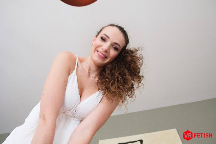 Prime View of Curly Cutie – Nikol Raklova